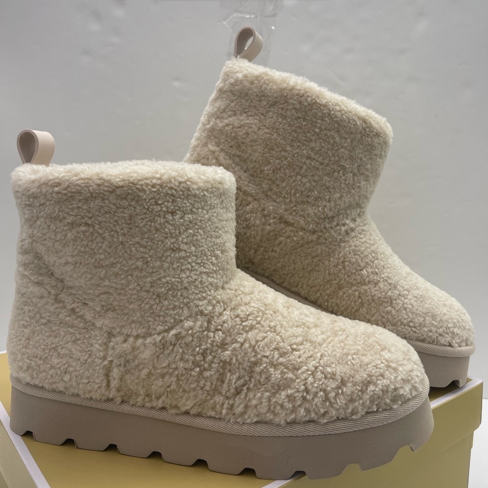 Michael Kors WINNIE BOOTIE W10
FAUX CURLY SHEARLING
49F5WNFE5D Natural 
Sherpa - Picture 11 of 16